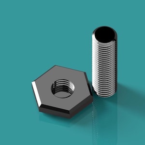 Op de afbeelding: Een zilveren metalen moer en bout. De moer is zeshoekig en heeft een schroefdraadgat in het midden. De bout is cilindrisch en heeft een schroefdraadstang.