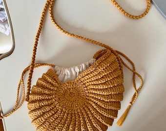 Handmade Raffia Shell Bag: Medium Purse with Interior Pouch
