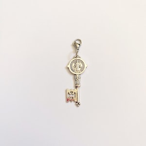 Medalla San Benito con forma de llave, San Benito,amuleto, suerte, proteccion, nuevo, hombre, mujer, niño, llavero, religioso