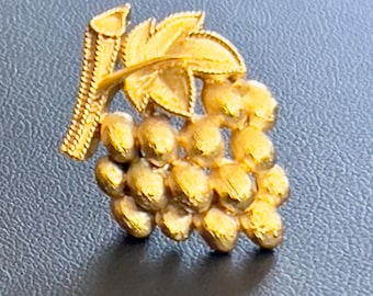 Vintage Crown Trifari, Gold Tone Grapes Brooch, Fruit-Themed Pin