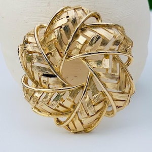 Vintage Celebrity N.Y., 1960&#39;s Gold Tone Pin, Basket Weave Textured, Round Wreath-Shaped, Circle Brooch