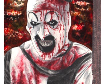Puede incluir: Pintura a la acuarela de un payaso aterrador con pintura facial blanca, detalles negros y vetas rojas como sangre. El payaso tiene una sonrisa siniestra y lleva un pequeño sombrero negro. El fondo es una mezcla de rojo y marrón.