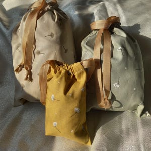 Accessorio indispensabile per la festa nuziale: versatile set di scrub in cotone beige per le damigelle d'onore" borse cosmetiche