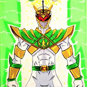 Può includere: Una action figure di Power Ranger verde e dorata con una tuta bianca e un casco rosso. La figura è in piedi con i pugni serrati ed è circondata da fulmini verdi. Ci sono tre Power Coins dorate sopra la figura.