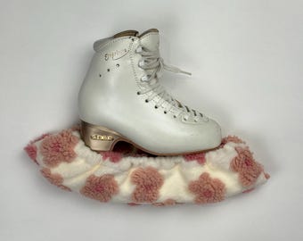 Agua de patinaje artístico con diseño de flores rosas