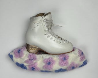 Agua de patinaje artístico con flores moradas