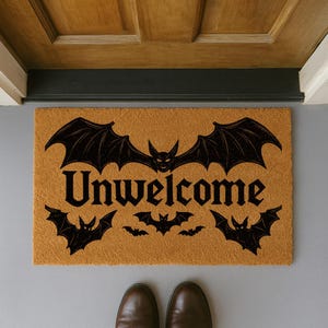 Unwillkommenes Geschenk im Fledermausstil | Dark and Gothic Fußmatte Halloween Fußmatte | Gruselige Jahreszeit Dekor | Witchy Willkommen Matte | Gothic Wohndekor