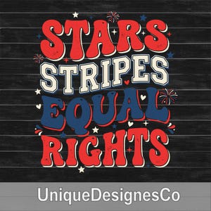 Peut inclure: Graphisme patriotique avec l'inscription "STARS STRIPES EQUAL RIGHTS" en rouge, blanc et bleu, orné d'étoiles et de feux d'artifice. Sur fond de bois sombre.