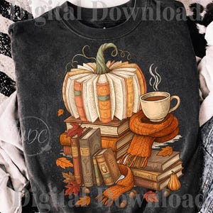 Peut inclure: Un sweat-shirt gris anthracite avec une impression graphique représentant une citrouille faite de livres ouverts, des livres anciens empilés, une tasse de café fumante et une écharpe en tricot orange, entourés de feuilles d'automne et du texte Digital Download.