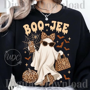 Peut inclure: Un sweat-shirt noir avec un motif de fantôme portant des lunettes de soleil, un nœud et des bottes à imprimé léopard. Le fantôme tient un téléphone et un sac à main léopard près d'une citrouille léopard. Le texte BOO-JEE est imprimé avec des chauves-souris.