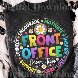 Könnte beinhalten: Ein schwarzes T-Shirt mit Rundhalsausschnitt und einer bunten kreisförmigen Grafik mit dem Text FRONT OFFICE DREAM TEAM. Das Design enthält ein großes zentrales Gänseblümchen mit Smiley-Gesicht, kleinere Gänseblümchen, Herzen, Sterne sowie die Wörter CONNECT, ENCOURAGE, MOTIVATE, INSPIRE, SUPPORT, CARE, LOVE.