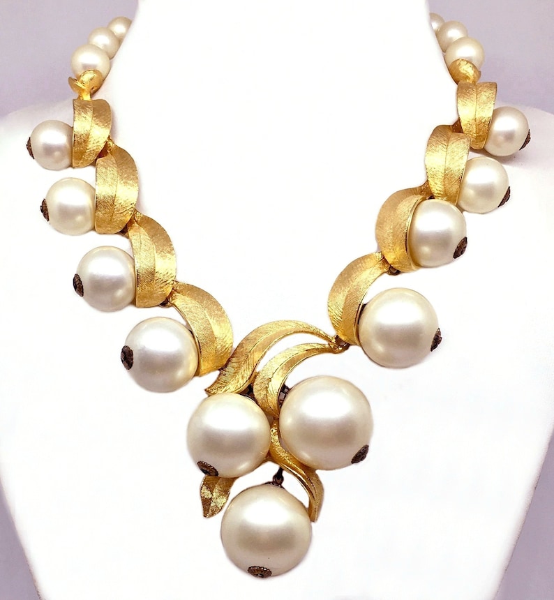 c1960s Large Chunky Faux-Pearl Necklace Statement Necklace