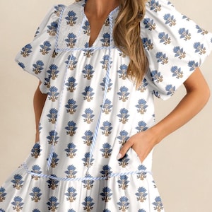 Himmelblaues, geblümtes Minikleid mit Puffärmeln, Krawattenkragen und Taschen - Elegantes Sommerkleid
