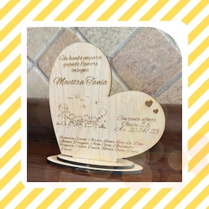 Soprammobile in legno a forma di cuore da regalare alle maestre, personalizzabile con: dedica,  nome della maestra, alunni, classe, scuola.