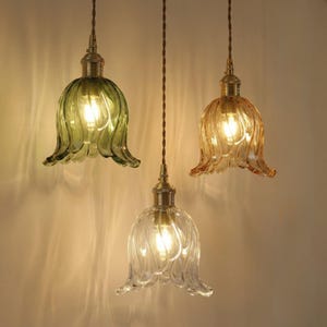 Suspension en verre, lampe vintage en forme de fleur nervurée - îlot de cuisine style campagnard