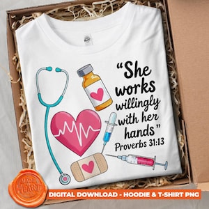 Könnte beinhalten: Weißes T-Shirt mit medizinischen Grafiken, darunter ein Stethoskop, ein Herz, eine Medikamentenflasche, eine Spritze und ein Pflaster. Das Shirt zeigt den Text "She works willingly with her hands" aus Sprüche 31:13. Das T-Shirt befindet sich in einem Karton.