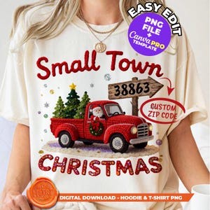 Może przedstawiać: Kremowa koszulka z świątecznym motywem bożonarodzeniowym. Projekt przedstawia czerwoną ciężarówkę przewożącą choinki i Świętego Mikołaja, ze słowami "Small Town Christmas" i kodem pocztowym. Koszulka jest do pobrania cyfrowo.