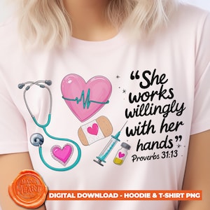 Könnte beinhalten: Hellrosa T-Shirt mit medizinischen Grafiken. Das Design umfasst ein Stethoskop, ein rosa Herz mit einer Herzschlaglinie, ein Pflaster, eine Spritze und ein kleines Fläschchen. Der Text lautet "Sie arbeitet willig mit ihren Händen" aus Sprüche 31:13.