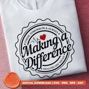 Peut inclure: T-shirt blanc avec un motif circulaire noir. Le motif comprend les mots "Making a Difference" et "Healthcare Squad", un cœur rouge et une ligne de battement de cœur. Le texte "Today, Tomorrow & Always" est également présent.