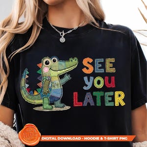 Puede incluir: Camiseta negra con una ilustración de un caimán colorido y el texto "SEE YOU LATER". El caimán está hecho de tela de retazos. La camiseta también tiene el texto "DIGITAL DOWNLOAD - HOODIE & T-SHIRT PNG".