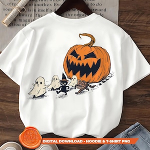 Puede incluir: Camiseta blanca con un diseño de Halloween. El diseño incluye una calabaza naranja, fantasmas, un gato negro y una momia. El texto "DIGITAL DOWNLOAD - HOODIE & T-SHIRT PNG" está en la parte inferior.