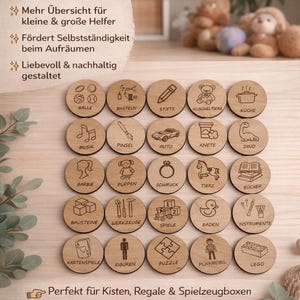 Könnte beinhalten: Personalisierte Holz-Spielzeuglabels mit verschiedenen Symbolen, darunter Bleistift, Auto und Puppe, zur Organisation von Spielzeugkisten. Die runden Labels zeigen gravierte Illustrationen. Der Text "ORDNUNG IM KINDERZIMMER" steht oben.