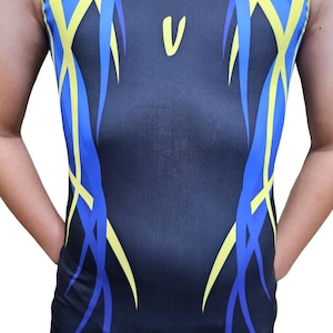 Può includere: Body da ginnastica nero con design astratto blu e giallo. Il body ha una scollatura rotonda e uno scollo a V sul davanti. Il body ha una lettera "V" sul davanti.