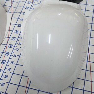 Pu&ograve; includere: Un set di tre tazze in ceramica con finitura opaca e macchiettata. Le tazze sono nei toni del crema, grigio chiaro e grigio scuro. Ogni tazza ha un design semplice e minimalista e un manico arrotondato.