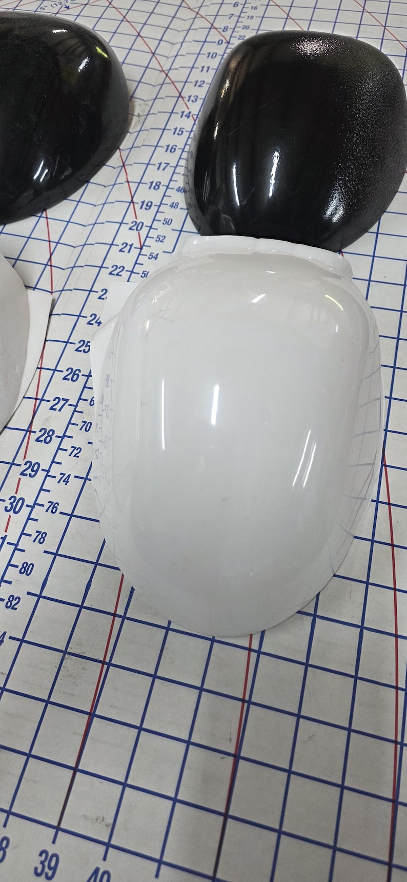 Pu&ograve; includere: Un set di tre tazze in ceramica con finitura opaca e macchiettata. Le tazze sono nei toni del crema, grigio chiaro e grigio scuro. Ogni tazza ha un design semplice e minimalista e un manico arrotondato.