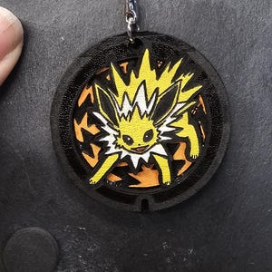 Jolteon PokéLid leren sleutelhanger – handgeschilderd en lasergegraveerd
