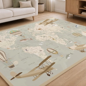 Può includere: Un tappeto rettangolare con un design a mappa del mondo, con illustrazioni di aerei, mongolfiere e vita marina. Il tappeto ha uno sfondo azzurro chiaro con accenti beige e un bordo beige. Il design include i nomi degli oceani.