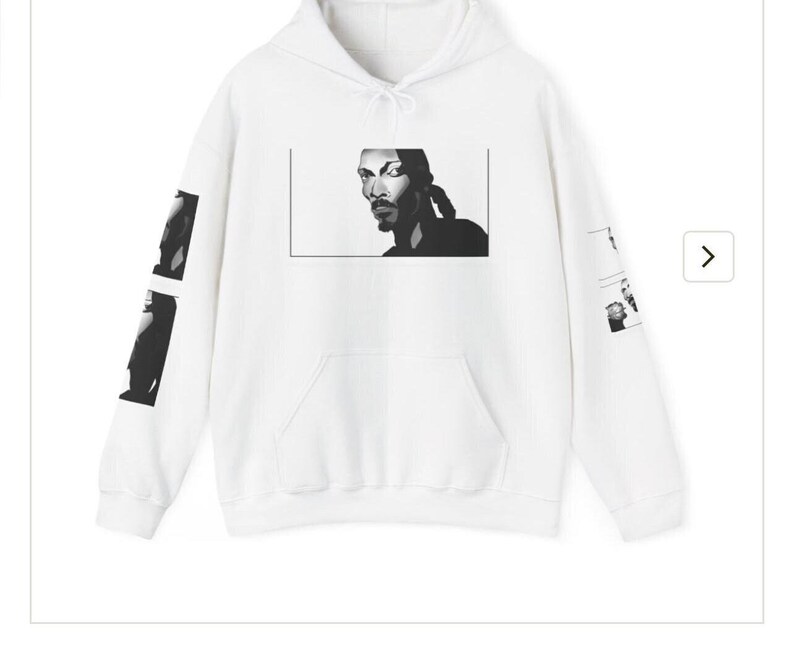 Peut inclure: Sweat-shirt &agrave; capuche blanc avec une image en noir et blanc d'un homme sur le devant. L'image est dans un cadre rectangulaire et l'homme regarde sur le c&ocirc;t&eacute;.