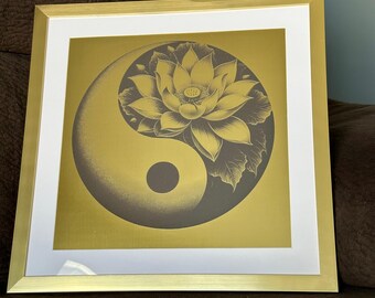 Moldura elegante em ouro com gravura de flor de lótus e dragão.