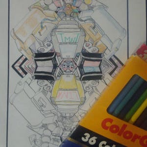 Può includere: Un disegno astratto con le lettere "TMNT" e "YNIT" visibili. L'opera d'arte è a matita e colorata con vari colori. Una scatola di 36 pastelli colorati è in primo piano.