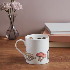 Handbemalte Pilz-Tasse aus feinem Knochenporzellan