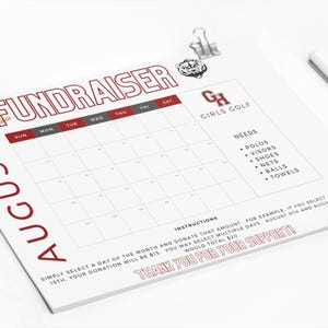 Op de afbeelding: Een witte papieren kalender voor augustus 2023, met het woord 'FUNDRAISER' in het rood. De kalender bevat een golfbal en tee, en vermeldt 'BEHOEFTEN' zoals polo's en vizieren. De tekst 'GIRLS GOLF' is ook zichtbaar.