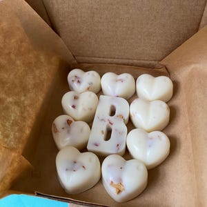 Ceras de soja derretidas personalizadas hechas a mano con forma de corazón / Ceras derretidas muy perfumadas / Regalo de cumpleaños / Regalo / Ecológico / Letra personalizada