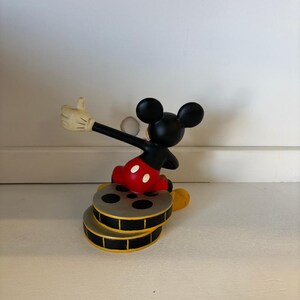 Vintage Disney Parks resinfigur med Musse Pigg som sitter ovanpå filmrullar bild 3