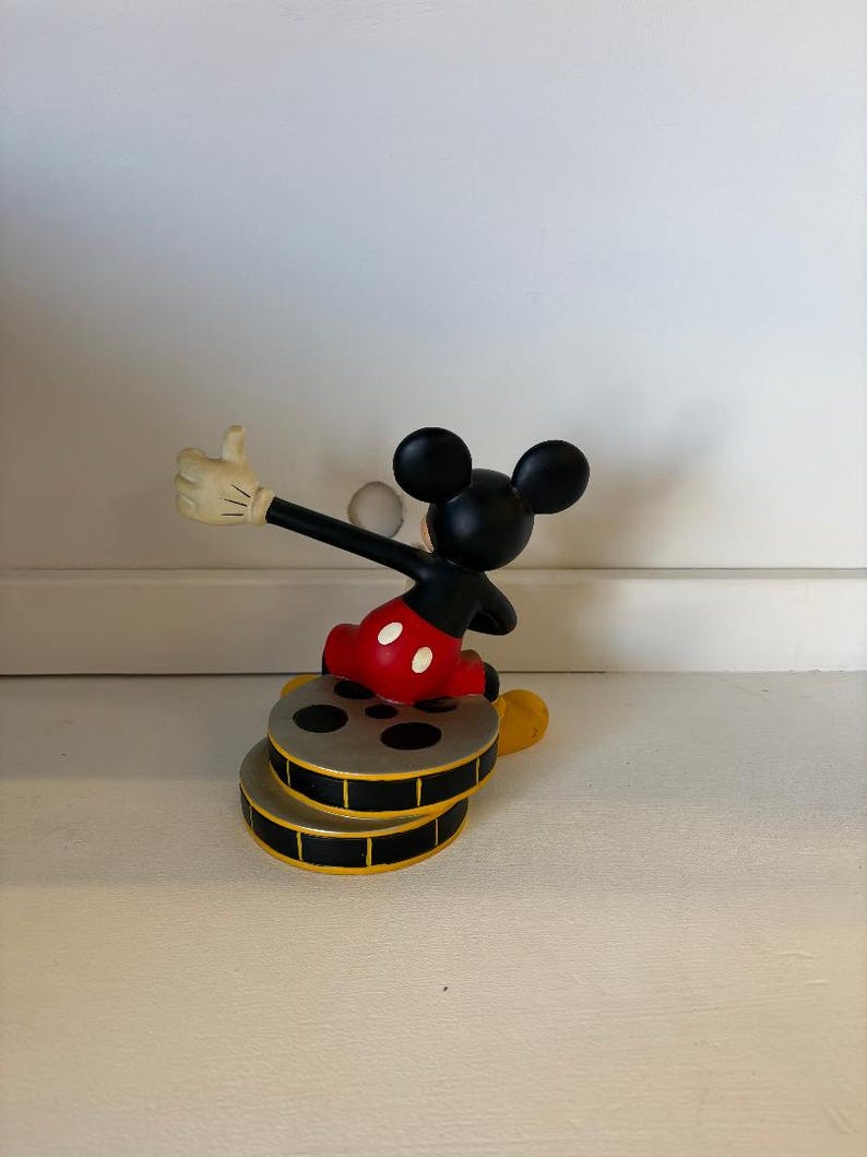 Vintage Disney Parks resinfigur med Musse Pigg som sitter ovanpå filmrullar bild 3