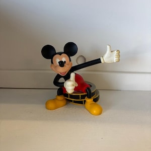 Vintage Disney Parks resinfigur med Musse Pigg som sitter ovanpå filmrullar bild 2