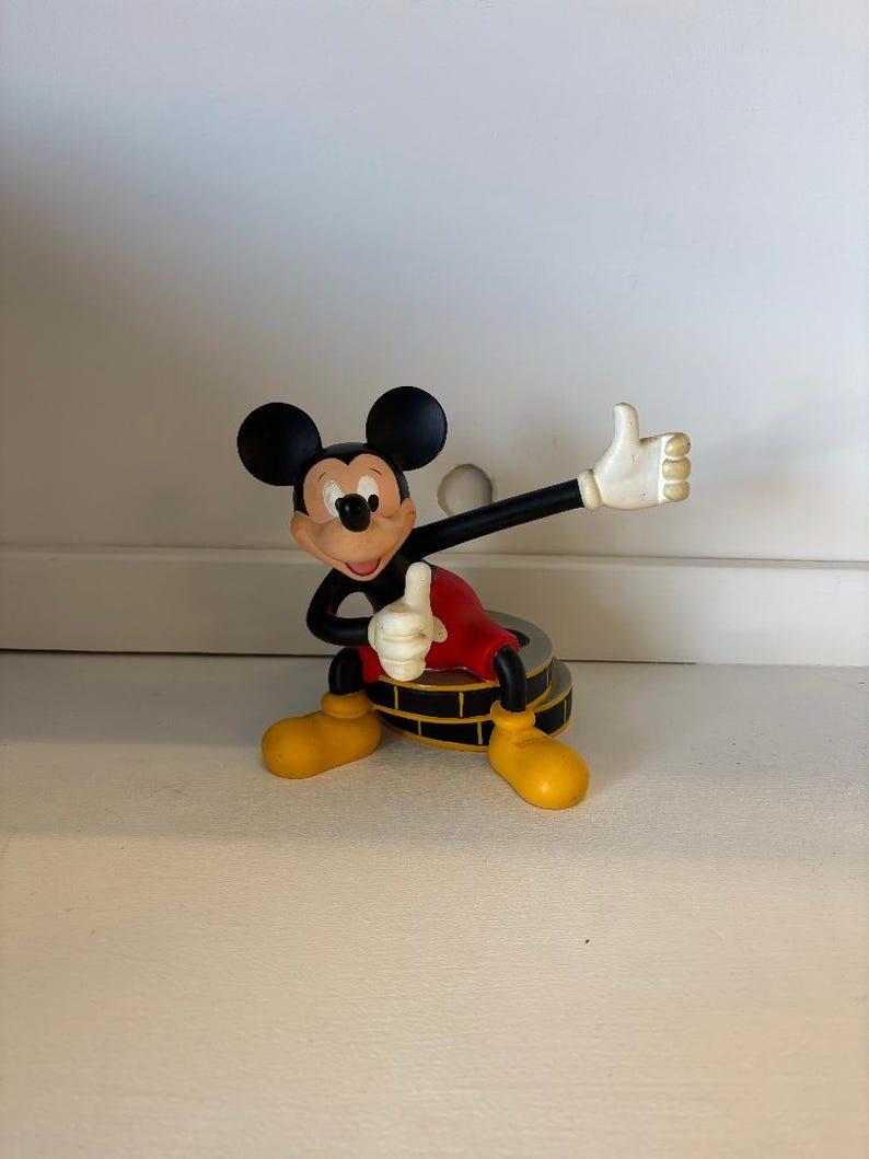 Vintage Disney Parks resinfigur med Musse Pigg som sitter ovanpå filmrullar bild 2