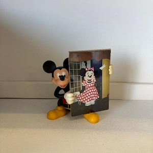Vintage Disney Parks resinfigur med Musse Pigg som sitter ovanpå filmrullar bild 1
