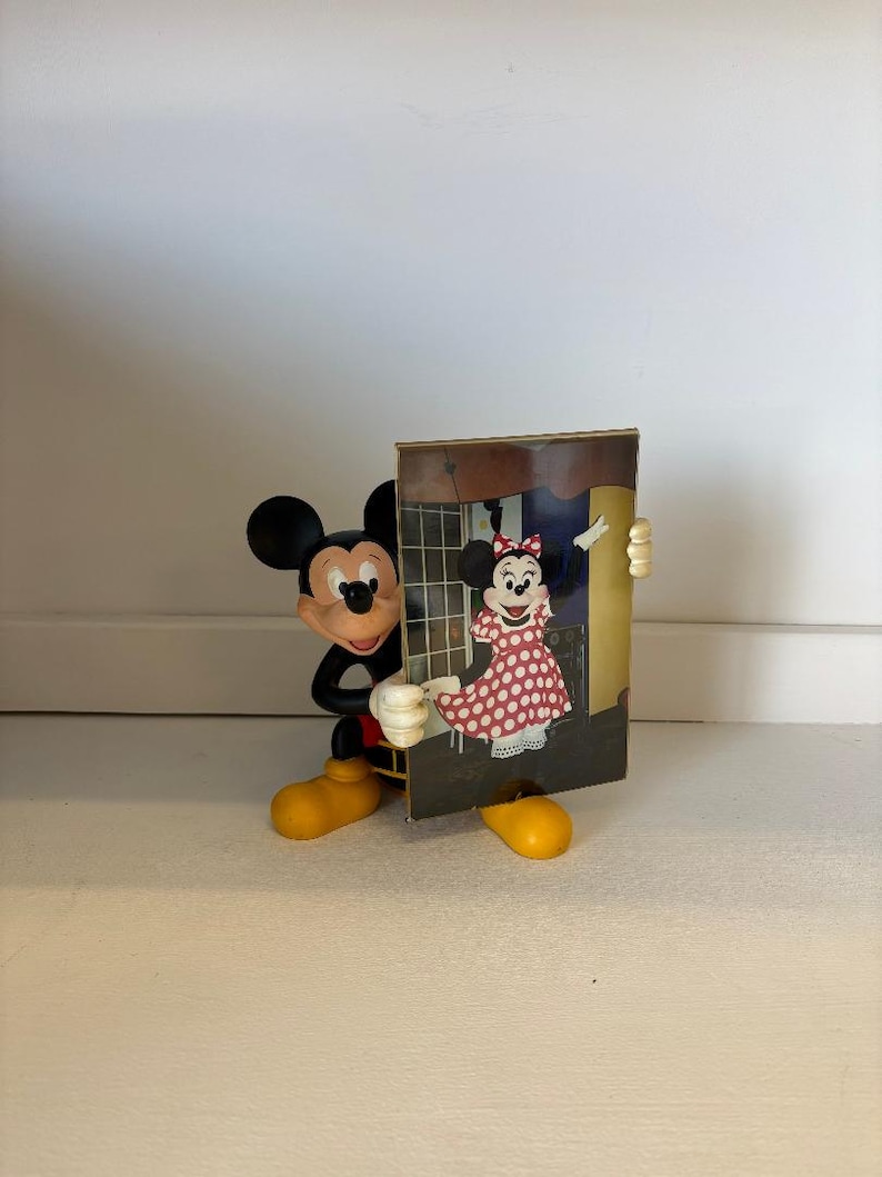 Vintage Disney Parks resinfigur med Musse Pigg som sitter ovanpå filmrullar bild 1