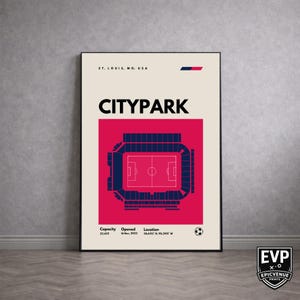 以下が含まれることがあります： セントルイス、MO、USAのCITYPARKスタジアムの様式化されたイラストが描かれた額入りのポスター。デザインは赤と青の配色を使用し、スタジアムのレイアウトを詳細に表現しています。ポスターには、スタジアムの収容人数、オープン日、場所が含まれています。