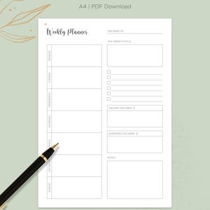 Puede incluir: Un planificador semanal imprimible en formato A4. El planificador tiene un diseño sencillo con una columna para cada día de la semana, una sección para notas y secciones para ingresos y gastos. El texto "Weekly Planner" está en la parte superior de la página.