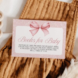 Carte imprimable rose pastel avec noeud, livres pour bébé, décoration de fête pour jeux de baby shower, demande d'invité personnalisée, insertion d'un modèle de toile modifiable