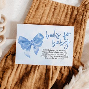 Livros azuis empoeirados para inserção de livro personalizado com laço de bebê, anúncio de gravidez, chá de bebê azul, modelo de arquivo Canva editável