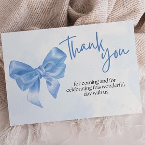 Cartão de agradecimento com laço azul empoeirado, nota de agradecimento personalizada para convidados, modelo de arquivo Canva editável, fita pastel, decoração para festa de 1º aniversário