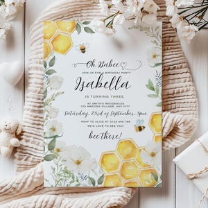 Convite editável para chá de bebê Honey Bee, modelo personalizado para chá de bebê neutro com revelação de gênero no Canva, arquivo para impressão moderno Bumblebee