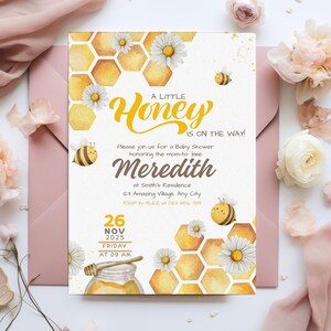 Afdrukbare uitnodigingskaart voor babyshower babyshower, een beetje honing is onderweg moderne genderonthulling neutrale honingraatfeest bewerkbare canvassjabloon